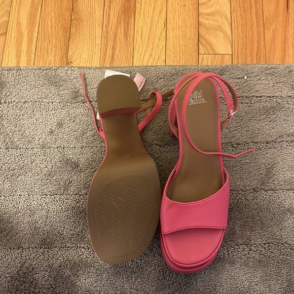 Pink platform heels - Picture 3 of 3